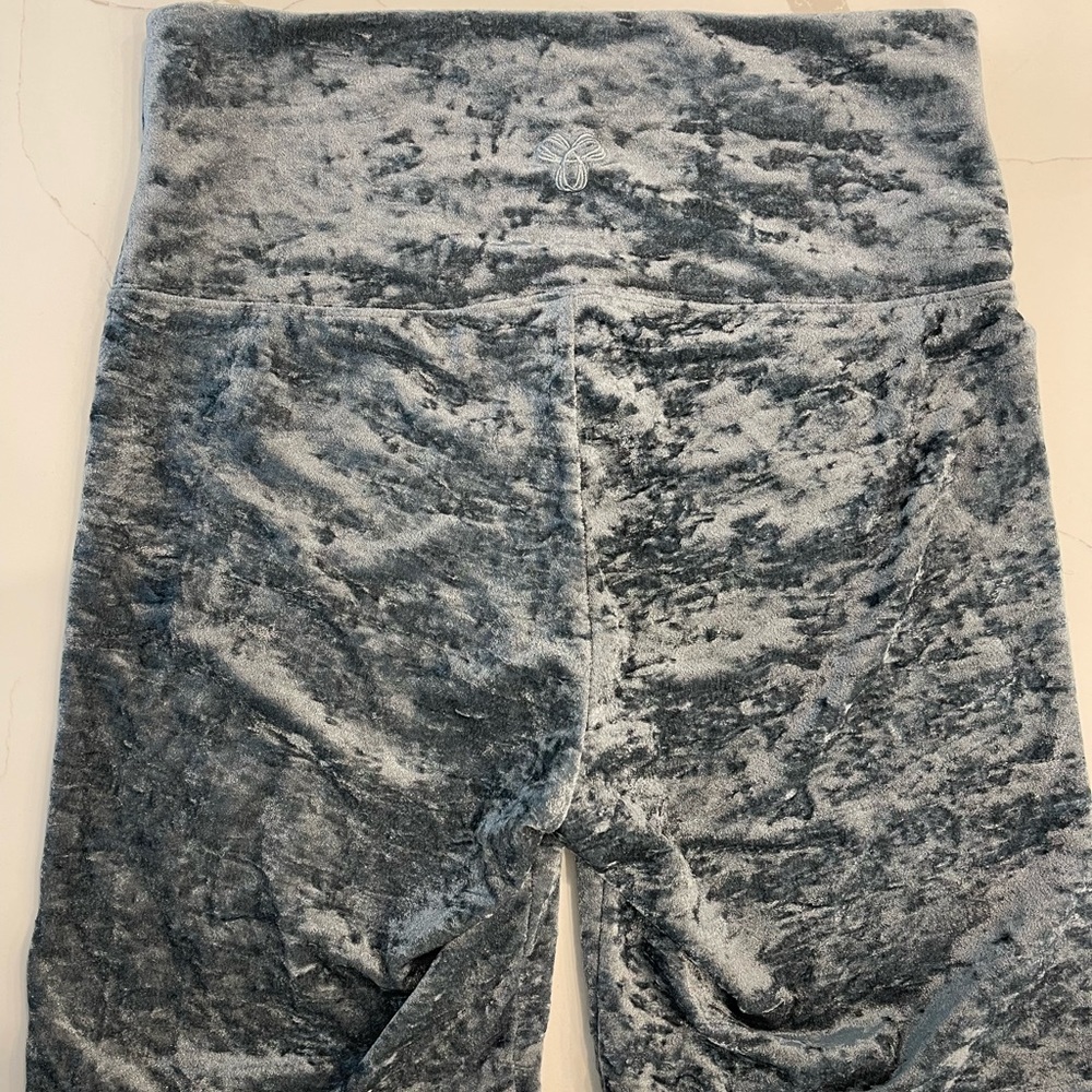 🩵 ARITZIA Tna Atmosphere Crushed Velvet Bike Shorts 7” 🩵